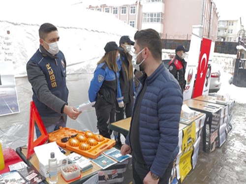 Özel Güvenlik Sınavına Katılan Adaylarda Farkındalık Oluşturmak Amacıyla Broşür Dağıtımı Ve Bilgilendirme Yapıldı